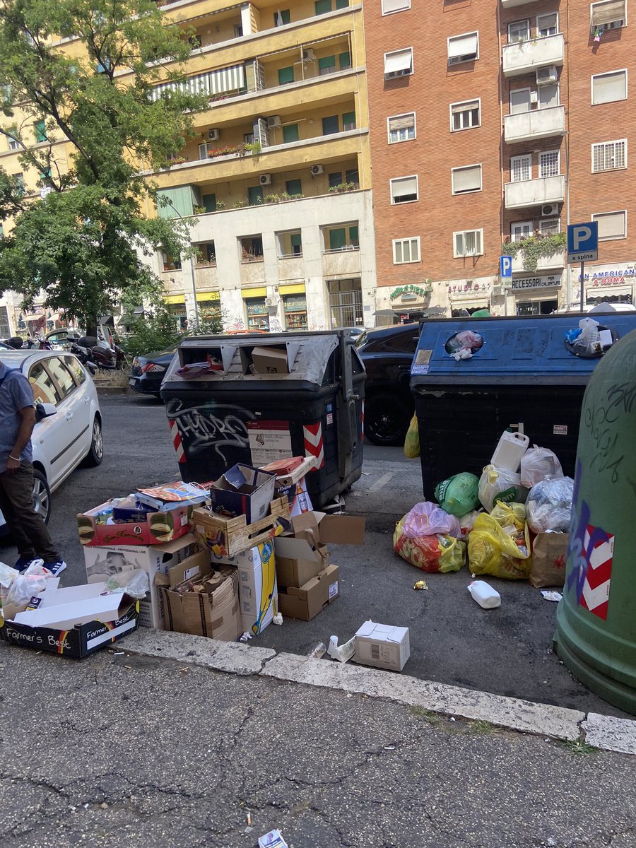 matluk91's tweet photo. @Roma @gualtierieurope @romatoday @leggoit @romafaschifo 
Furio Camillo questa mattina, in 300 metri, 3 diverse aree con i cassonetti in queste condizioni.. ma tassa dei rifiuti, tasse di soggiorno e varie, dove vanno a finire? https://t.co/OvsHfNNozk