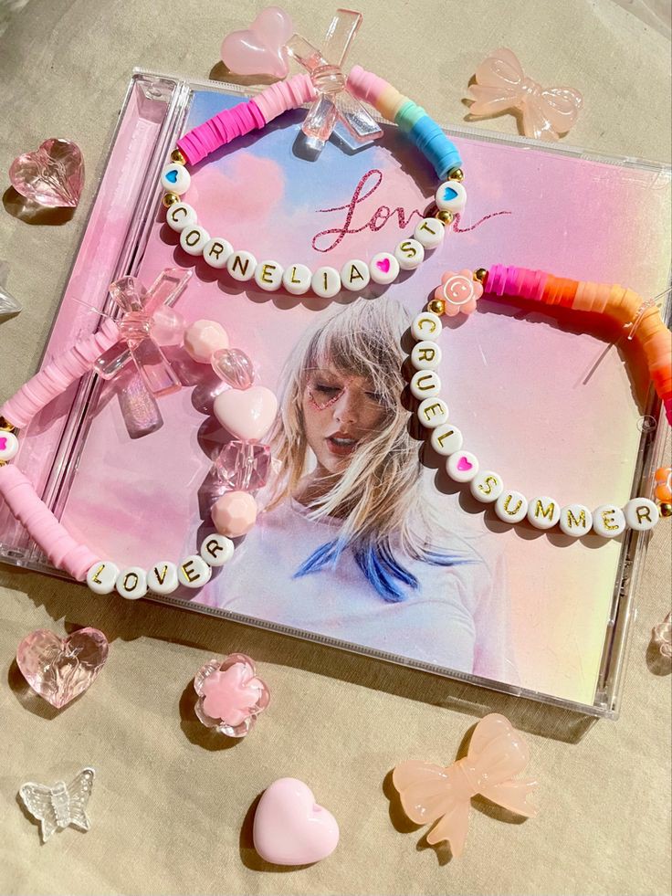 91HABITOMLIN's tweet photo. 🛍️ TAYLOR SWIFT VINYL CD AND BRACELETS MERCH GIVEAWAY!!🛍️

- 2 people win this set !! 
- must be following
- must rt and like this tweet

Ends on 11th July Good luck international https://t.co/9qdHZxiyjO