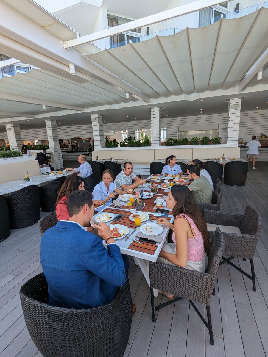 MeliaCareers's tweet photo. 👩‍👩‍👧‍👦La familia #WeAreMelia del #MeliaCalaGaldana celebró la semana pasada los cumpleaños de todos los miembros del equipo. Pudieron disfrutar de una estupenda comida y todos recibieron un regalo.

🙌¡Qué maravilla! #VIPMelia https://t.co/HS3Qy9toE5