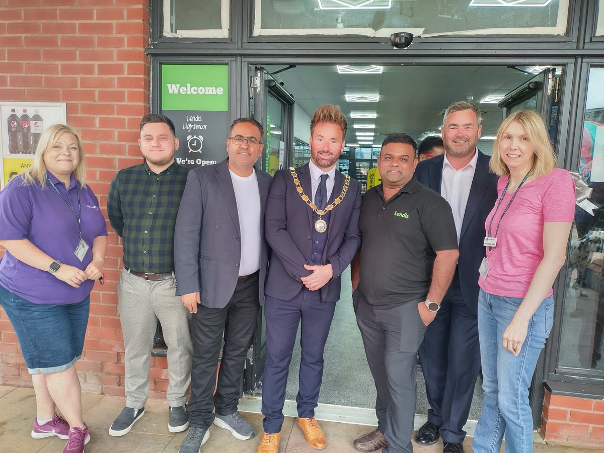 What a lovely afternoon in Lightmoor Village on Saturday celebrating the official opening of the Londis shop. We hope you all enjoyed your free chocolate and biscuits and we look forward to seeing the photographs of the sunflowers you've grown! @CllrRajMehta @IanPreece_ @myLondis https://t.co/zdmZEPRIEo
