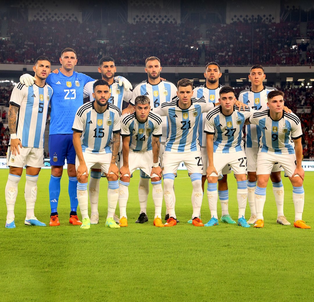 Dodici_SM's tweet photo. Facundo Medina titular en la victoria de la Selección Nacional Argentina por 2 a 0 frente a Indonesia.

#SelecciónNacional #Argentina #RCLens #VamosPorMAS #JugadoresDodici https://t.co/TlTewVWWfo
