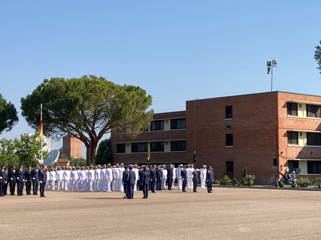 Defensagob's tweet photo. ¡Enhorabuena! 👏
A los 99 #ReservistasVoluntarios del @EjercitoAire y cuerpos comunes que juraron bandera 🇪🇸 en la #ESTAER de #BATorrejón el pasado sábado. Tras haber completado 2 semanas de formación, ya pueden ser activados para colaborar en unidades de las #FuerzasArmadas. https://t.co/gzy1XHZlxO