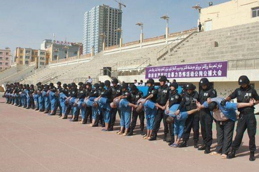 ●Bu foto 2. Dünya Savaşındaki Nazi kampından değil, Doğu Türkistan'daki Müslüman Uygur Türkleri!

●Özgürlük isteyen binlerce kişi dünyanın gözünün önünde idam ediliyor ikencelere maruz kalıyor! Dünya sessiz!

●Filistin olmadığı için İslam Dünyası sessiz!

●İslam İşbirliği