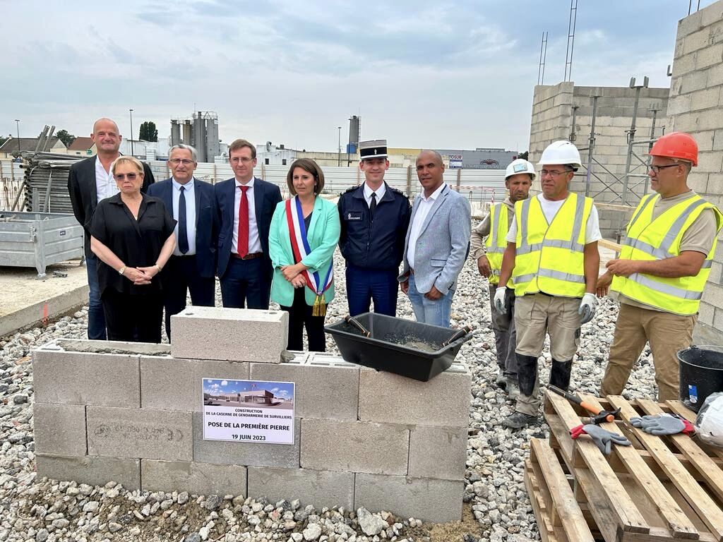 🔴 En direct de la pose de la première pierre de la gendarmerie à Survilliers. En présence de Philippe COURT, préfet du <a href="/valdoise/">Département du Val d'Oise</a>, de <a href="/mc_cavecchi/">Marie-Christine Cavecchi</a>, présidente du conseil départemental, de Pascal DOLL, président de l'agglo et d'Adeline ROLDAO-MARTINS, maire de Survilliers.