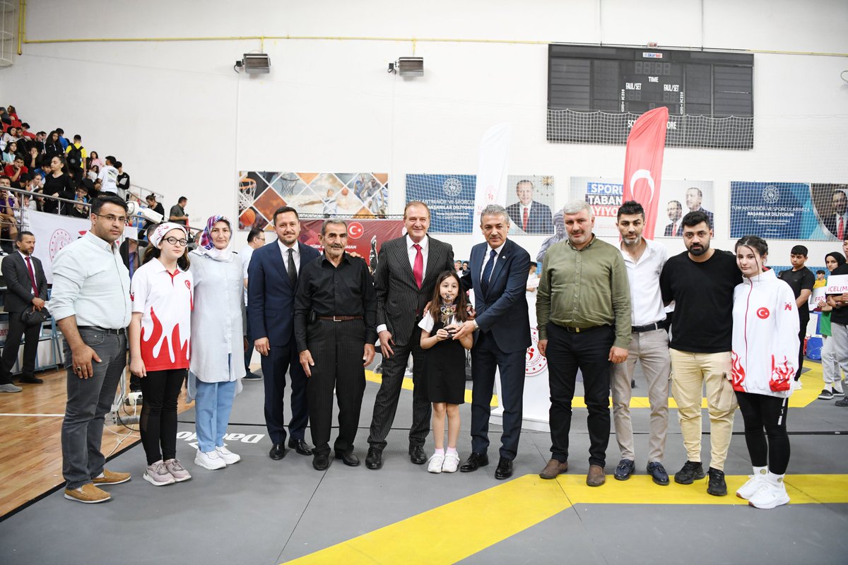 KaramanValiligi's tweet image. 75 ilden 953 spor kulübünün ve 3105 sporcunun yer aldığı şampiyonanın açılış seromonisine AK Parti Karaman Mv. Av. Selman Oğuzhan Eser, Türkiye Taekwondo Federasyonu Başkanı Prof. Dr. Metin Şahin, kurum müdürleri ve sporcuların aileleri de katıldı.