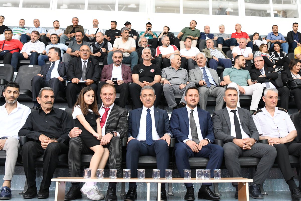 KaramanValiligi's tweet image. 75 ilden 953 spor kulübünün ve 3105 sporcunun yer aldığı şampiyonanın açılış seromonisine AK Parti Karaman Mv. Av. Selman Oğuzhan Eser, Türkiye Taekwondo Federasyonu Başkanı Prof. Dr. Metin Şahin, kurum müdürleri ve sporcuların aileleri de katıldı.