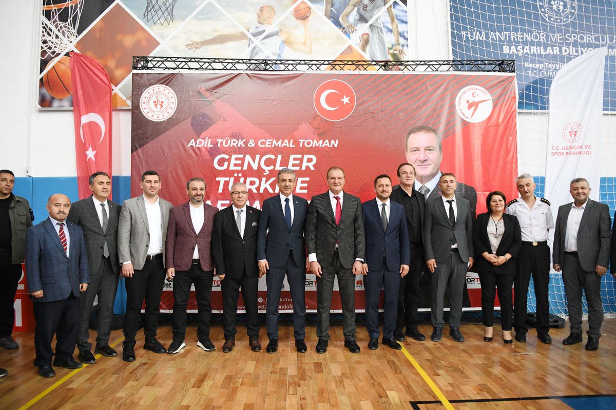 KaramanValiligi's tweet image. 75 ilden 953 spor kulübünün ve 3105 sporcunun yer aldığı şampiyonanın açılış seromonisine AK Parti Karaman Mv. Av. Selman Oğuzhan Eser, Türkiye Taekwondo Federasyonu Başkanı Prof. Dr. Metin Şahin, kurum müdürleri ve sporcuların aileleri de katıldı.