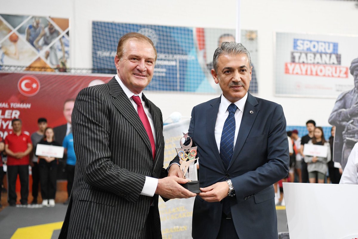 KaramanValiligi's tweet image. 75 ilden 953 spor kulübünün ve 3105 sporcunun yer aldığı şampiyonanın açılış seromonisine AK Parti Karaman Mv. Av. Selman Oğuzhan Eser, Türkiye Taekwondo Federasyonu Başkanı Prof. Dr. Metin Şahin, kurum müdürleri ve sporcuların aileleri de katıldı.