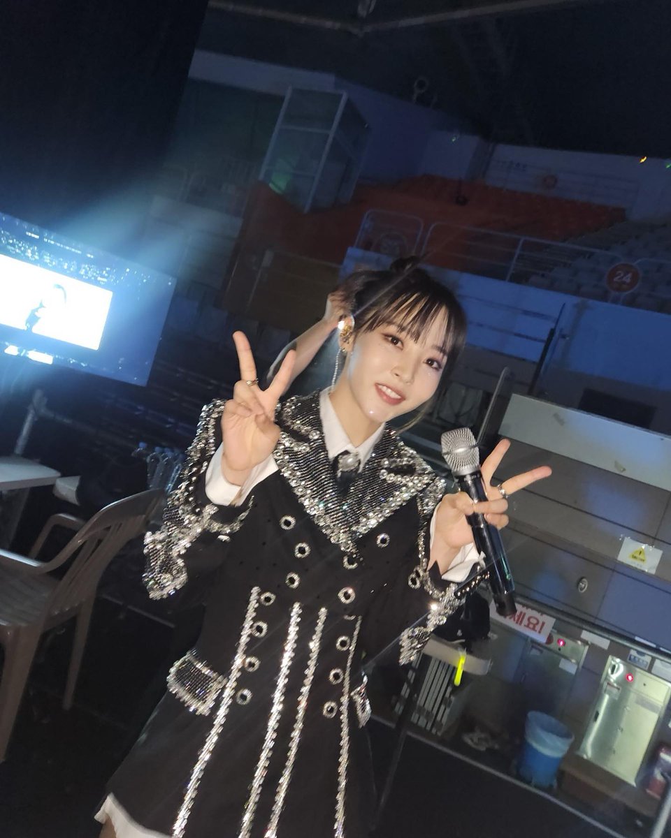 moonbyeolyi's tweet photo. Happy Hamster aka cheese princess is happy fineshed her first world tour concert 🖤 https://t.co/QHkC77ctXF