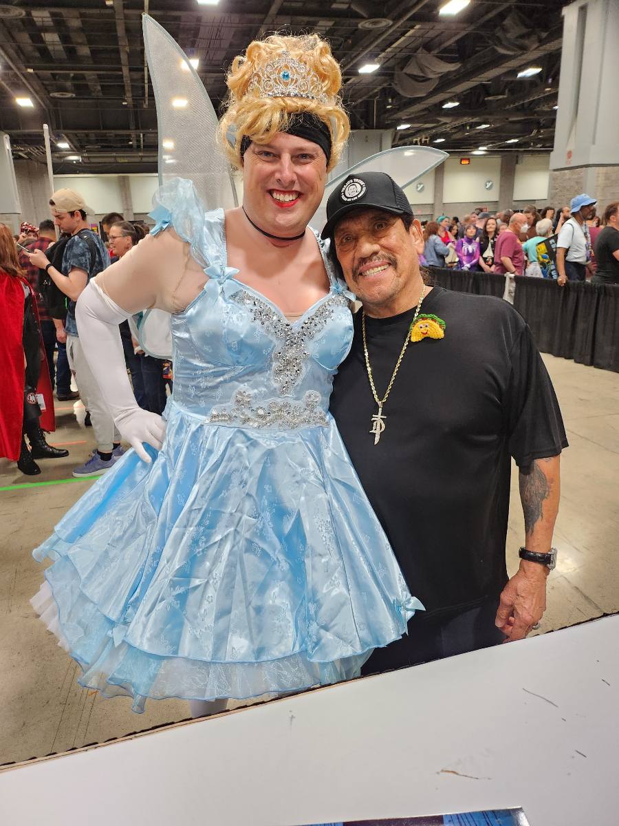 This is the way, @Awesomecon was...awesome! Thank you to all my fans for coming out to see your Uncle Machete! #AwesomeCon #10yearsofawesome