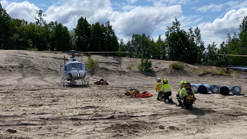Plan_INFOCAM's tweet photo. Debido a la dificultad de acceso en los #IIFF #CanadaFires 🇨🇦, los #BBFF de @Plan_INFOCAM de @gobjccm son trasladados en medios aéreos a la zona de intervención. https://t.co/TRaUWJYpBk