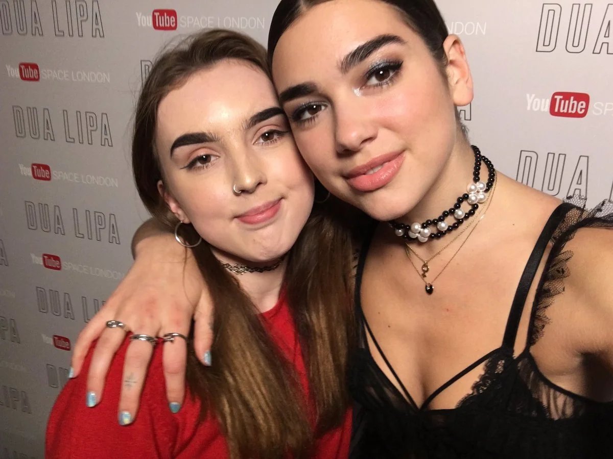 HornyBoy96 on Twitter "Dua Lipa with her fans. 😍😍😍"