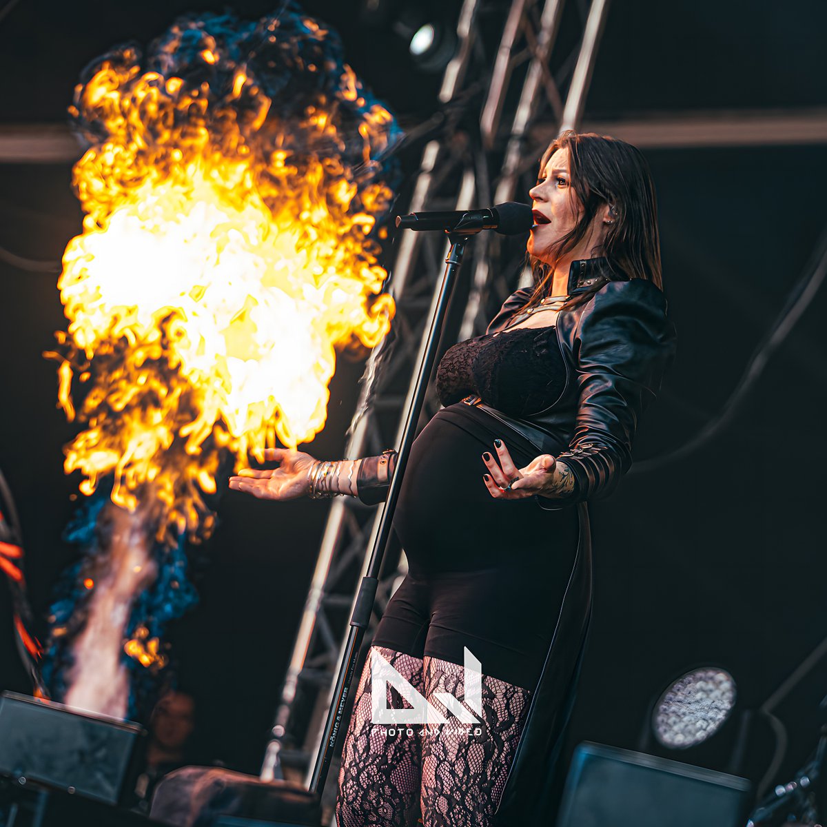 FloorJansen_'s tweet photo. Pyro, performing &amp; pregnant in one picture 🔥🎤🤰

📸 Andy Johansson https://t.co/BPP8lzt18h