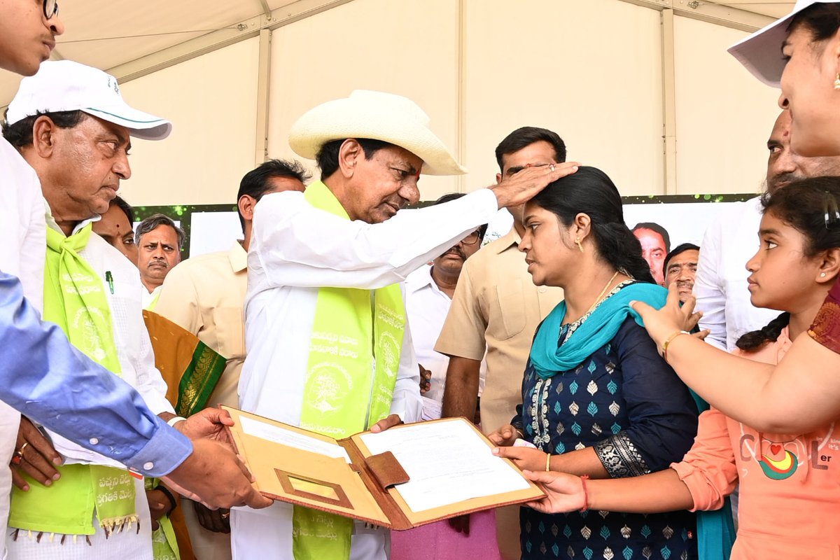 jsuryareddy's tweet photo. CM #KCR handed over a appointment letter to Bhagya Lakshmi, wife of slain the #ForestRangeOfficer (FRO), Srinivasa Rao, who was killed by Gutti Koya Tribals last year. His wife was given employment on compassionate grounds as the Deputy Tahsildar.
#Telangana https://t.co/RpfstyVCXB