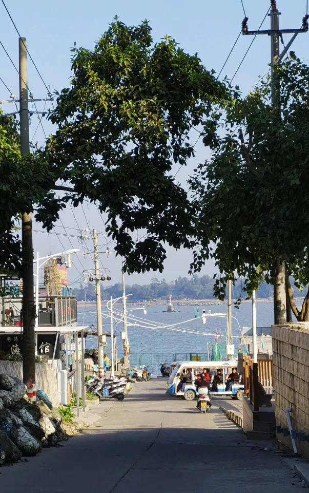 VisitXiamen's tweet photo. 🏖This is Xiaodeng Island, a fishing village with an area of only 0.88 square kilometers quietly nestled to the southeast of Xiang'an. It's a soothing place great for a leisurely stroll, pleasant beachcombing, or fascinating seaweed picking. 🌊
#WaveDiary #VisitXiamen https://t.co/EFnV9qtolq