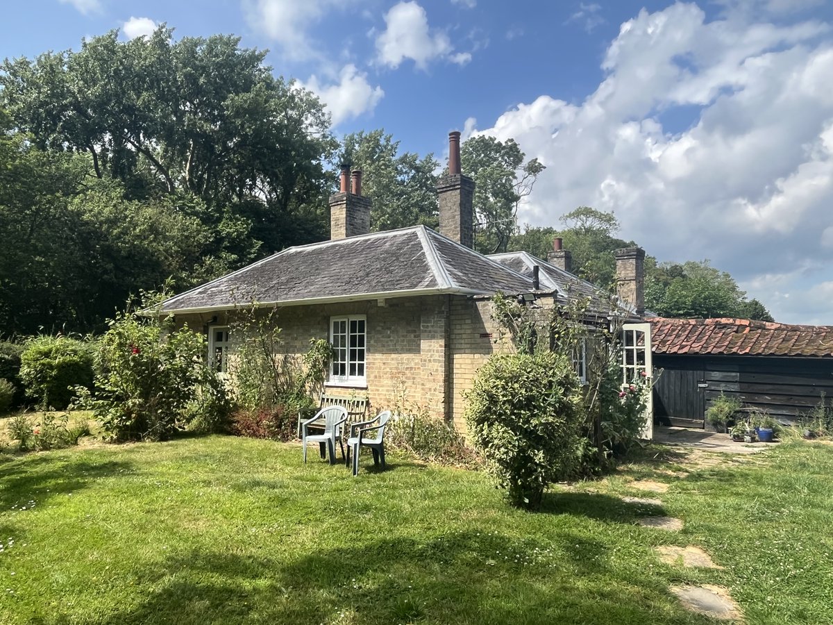 GobbittKirby's tweet image. * NEW TO THE MARKET *  TO LET
RURAL MARLESFORD - Detached Grade II Listed 3 bedroom  Keeper's Cottage, with fabulous rural views!
onthemarket.com/details/133560…
zoopla.co.uk/to-rent/detail…
G&amp;amp;K Estates of Woodbridge  01394 380330
#noneighbours #countrylife #ruralviews #longtermlet