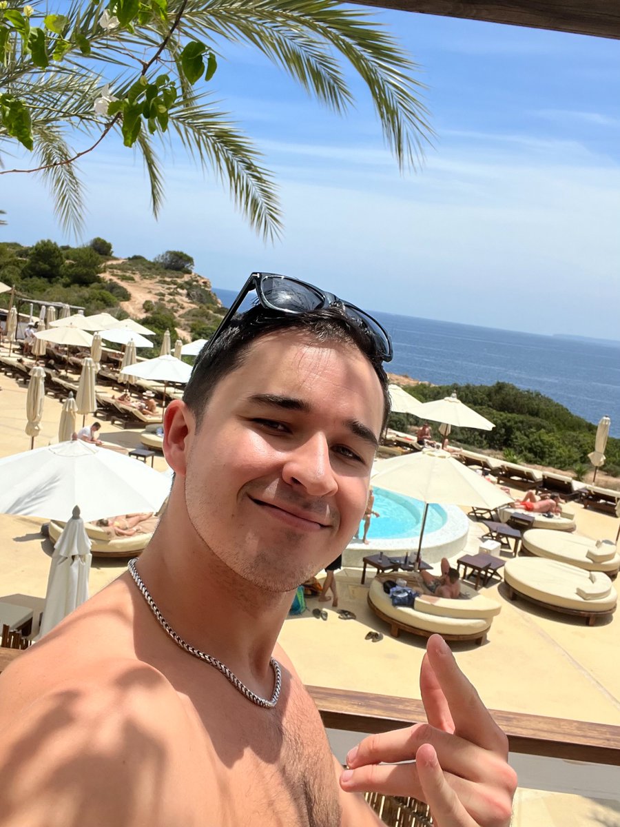 johnsummit's tweet photo. hi from ibiza 😊 https://t.co/IXE8fPW52l