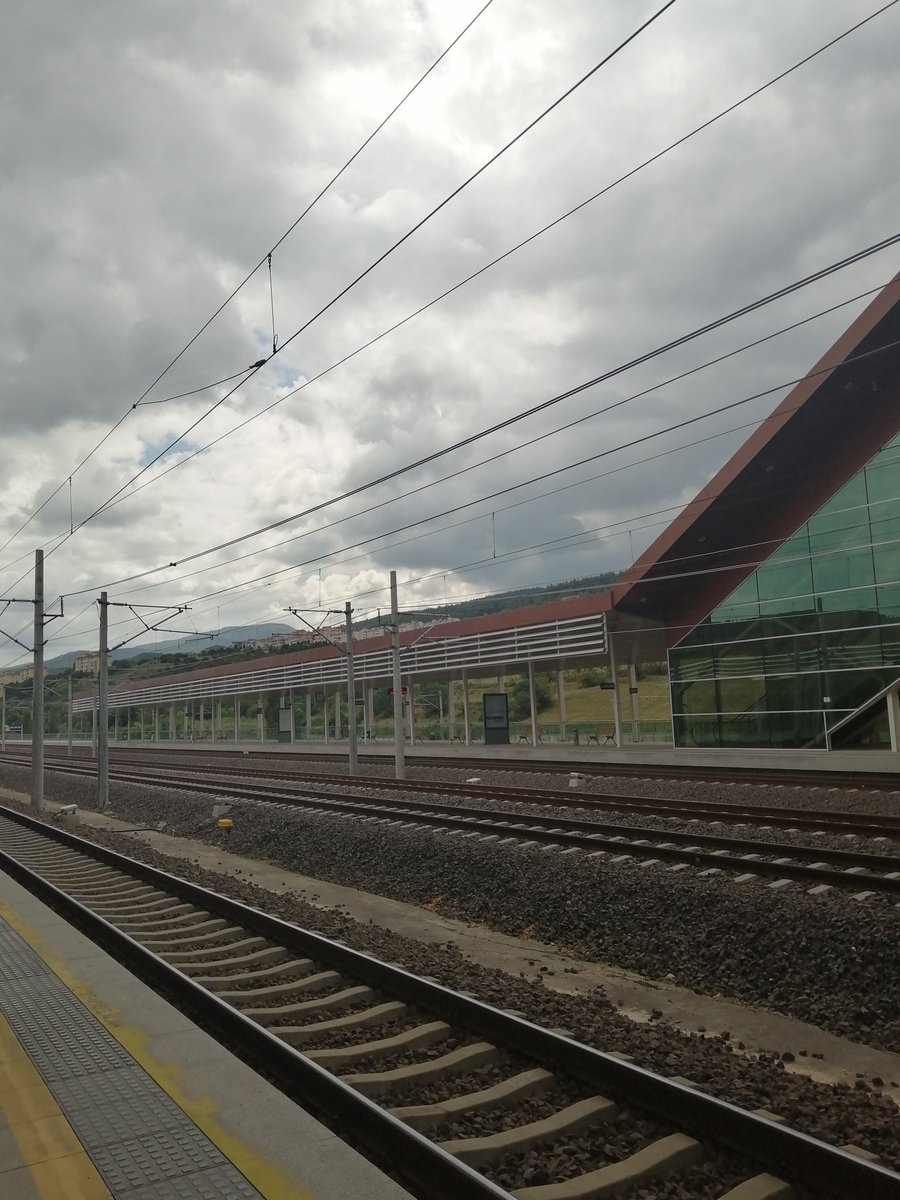 Hiçbir şekilde tren istasyonu görmek istememe gibi bir travmanın da kilidini açmış bulunmaktayım. Bu bölüm bana daha neler yaşatacakkkkkk :'((((