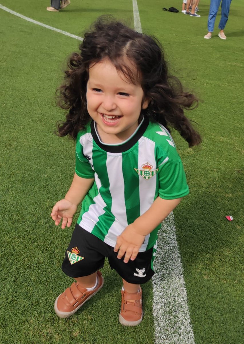 RealBetis's tweet photo. 💚👶🏻🌴

La 𝐡𝐞𝐫𝐞𝐧𝐜𝐢𝐚 de quien más te quiere. https://t.co/90WZoNMluQ