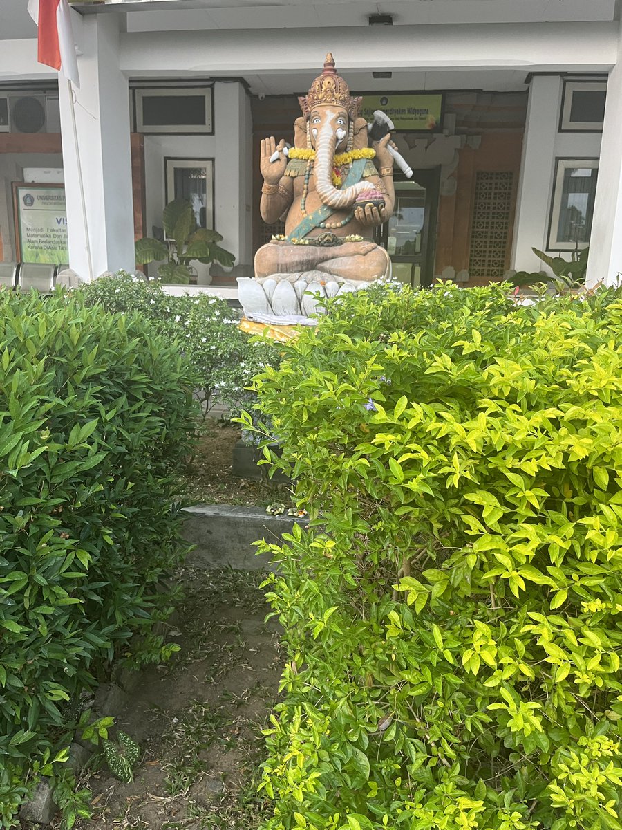 tiap liat patung ganesha jadi kepikiran. hadeeeh 🫠