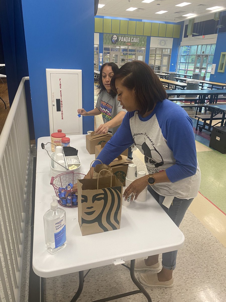 palegria1's tweet photo. Thank you @Starbucks for your kind donation! Our @Vardeman_AISD and @GarciaLeza_AISD teachers appreciate it! #SummerRUSH @AldineRUSH @MrVaassen @rramirez1119 @bjdeleon4 #SummerSchoolWeek2 https://t.co/m6rRXSsZqG
