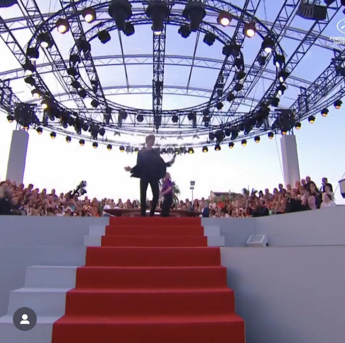 Ces moments de tv en direct ont une atmosphère si électrique et excitante⚡️ Merci Anne-Elisabeth pour cette invitation spontanée à @c_a_vous special Cannes  #magicmoments #magic #TV #direct