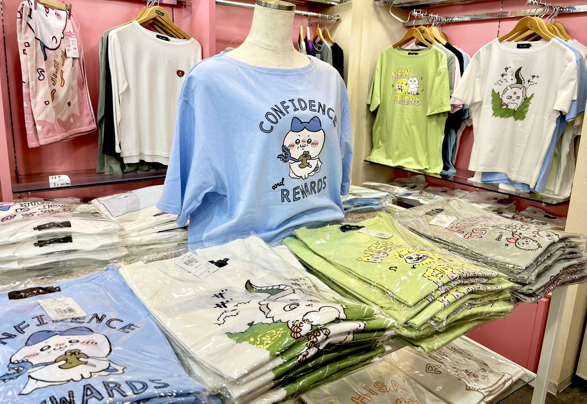 ちいかわらんど原宿店とマリオンクレープのコラボ商品.左がステッカー