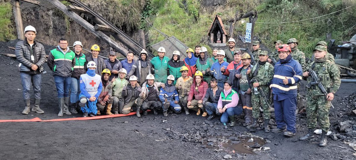 Los dos (2) mineros atrapados en la mina El Tejadito, en la vereda El Empalizado en #Zipaquirá, fueron encontrados con vida, gracias al trabajo de los organismos de socorro, grupos de rescate, <a href="/AlcaldiaDeZipa/">Alcaldía de Zipaquirá</a> y <a href="/ANMColombia/">AgenciaNaldeMinería</a>