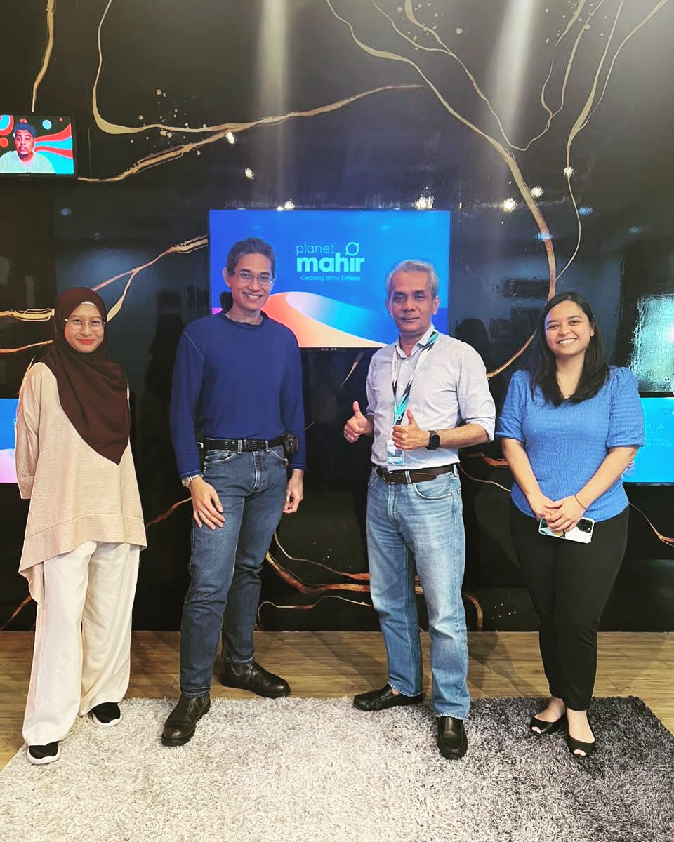 planetmahir's tweet photo. Berkolaborasi bersama Planetmahir &amp; AirAsia Academy @airasiaacademy #planetmahir #airasiaacademy #gedungilmuonline #mahirkandiri #mahirnyadia https://t.co/l661HctgfJ