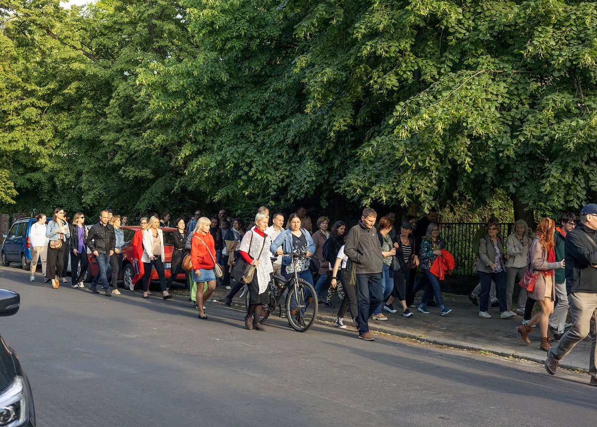 Klimatyczny (cmentarny) spacer, niezwykła frekwencja i historie, jakich nie znaliśmy — tak na szybko można podsumować spacer z Alanem Weissem podczas projektu Borek. Historia i sztuka 🌤️ Zobaczcie zdjęcia Natalii Lindner: