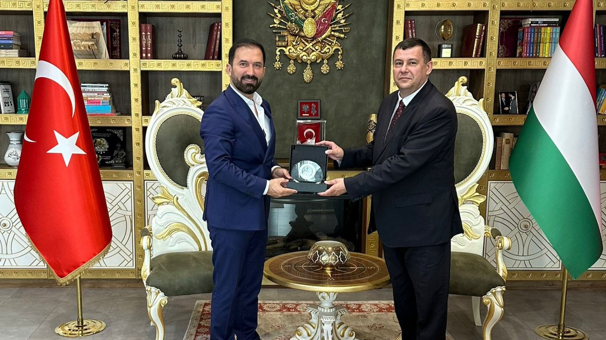 Macaristan’ın İstanbul Başkonsolosu Dr. Attila Pintér, ziyaretleriyle bizleri onurlandırdılar. Sn. Başkonsolos ile gelecekte, ülkeler arasındaki mevcut işbirliğinin daha da güçlendirilmesi ve geliştirilmesi çerçevesinde neler yapılabileceğini konuştuk.
<a href="/macaristan_bul/">Macaristan İstanbul Başkonsolosluğu</a>