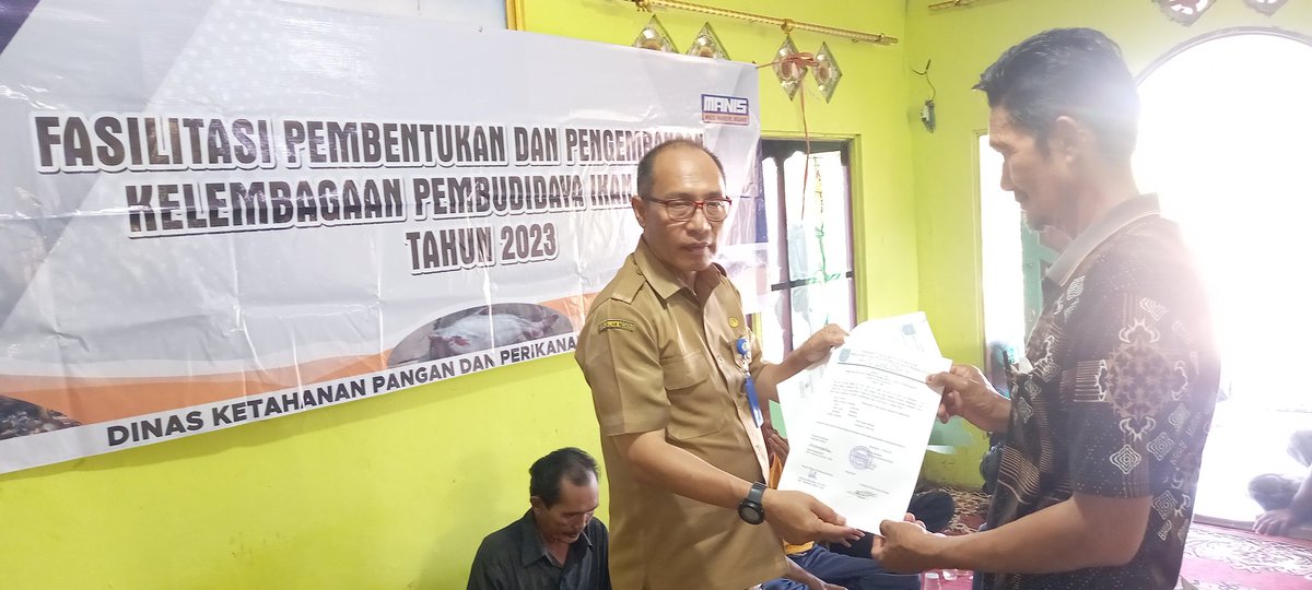 ramli_bang's tweet photo. Kegiatan fasilitasi Pembentukan dan Pengembangan Kelembagaan Pembudidaya Ikan Kecil bersa Bidang Budidaya DKPP Kab. Banjar di Desa Sungai Musang
#GiatLuhkanSatminkalBWI
#luhlapor 
#Produksi https://t.co/ABf0tYqFEK
