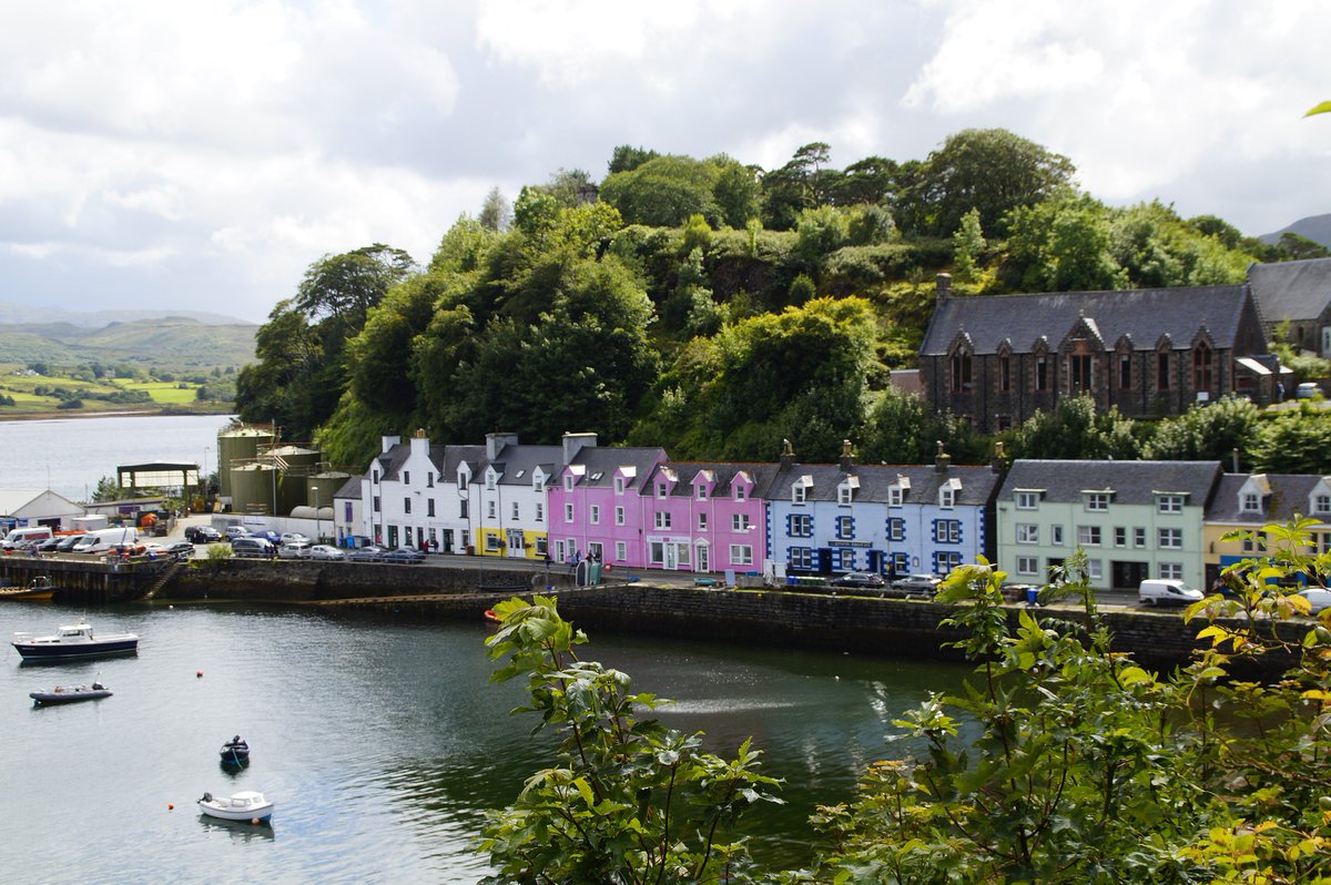 Como núcleo urbano destacado de la Isla de Skye debemos mencionar la localidad de Portree, capital de la isla, que con su pintoresco puerto atrae visitas que buscan disfrutar del bello enclave en el que se encuentra ubicado. juanjodalama.blogspot.com/2020/12/isla-d…

#viajes #LugaresConEncanto