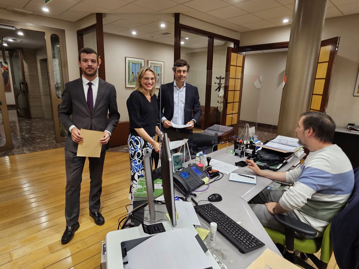 Alderdi politikoak euren izendapen-agiriak aurkezten hasi dira @bbnnbizkaia. Erregistroak 26 hautetsiren dokumentazinoa jaso dau gaur, eta holan hasierea emon jako parlamentua osotzeko osokorako deialdia egiteko epeari.