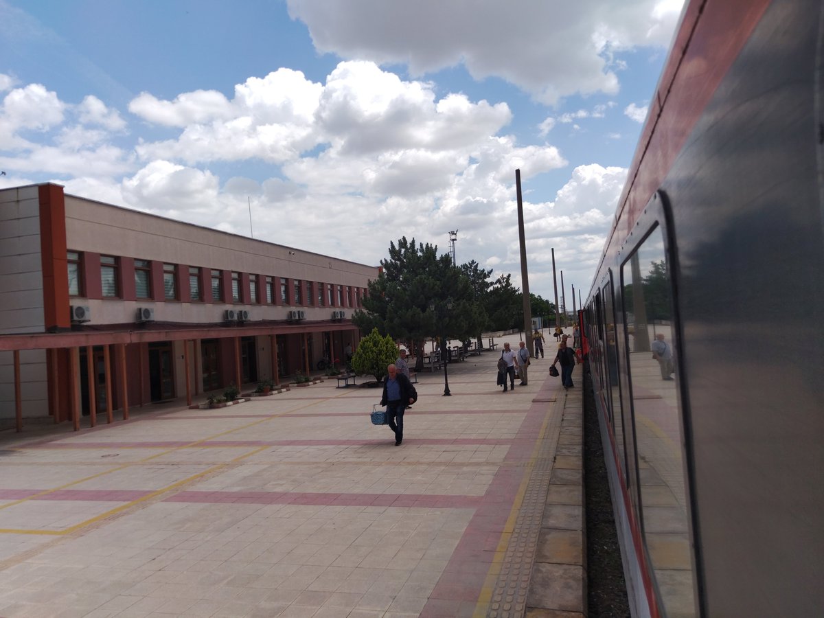 _wrzlbrnft_'s tweet photo. Ein goldener Empfang!
Der #OptimaExpress hat - heute ca. 480 Minuten später - nach rund 1400 km und 37h sein Ziel in #Edirne erreicht!
Damit geht auch die für mich bisher längste Zugfahrt am Stück zu Ende. Mal sehen, wann und sie wo dereinst geschlagen wird. 😄👍
#Balksporus https://t.co/ICzYypmcqw
