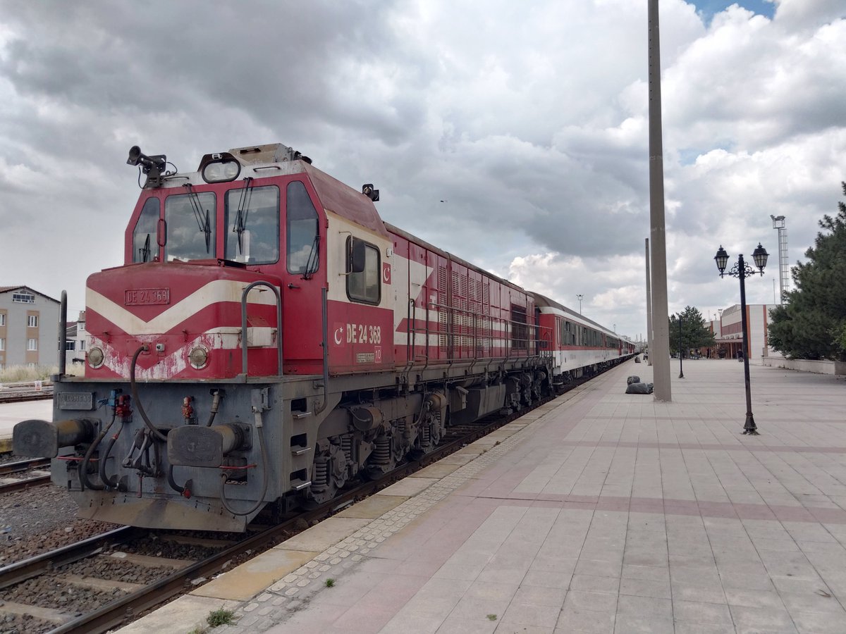 _wrzlbrnft_'s tweet photo. Ein goldener Empfang!
Der #OptimaExpress hat - heute ca. 480 Minuten später - nach rund 1400 km und 37h sein Ziel in #Edirne erreicht!
Damit geht auch die für mich bisher längste Zugfahrt am Stück zu Ende. Mal sehen, wann und sie wo dereinst geschlagen wird. 😄👍
#Balksporus https://t.co/ICzYypmcqw