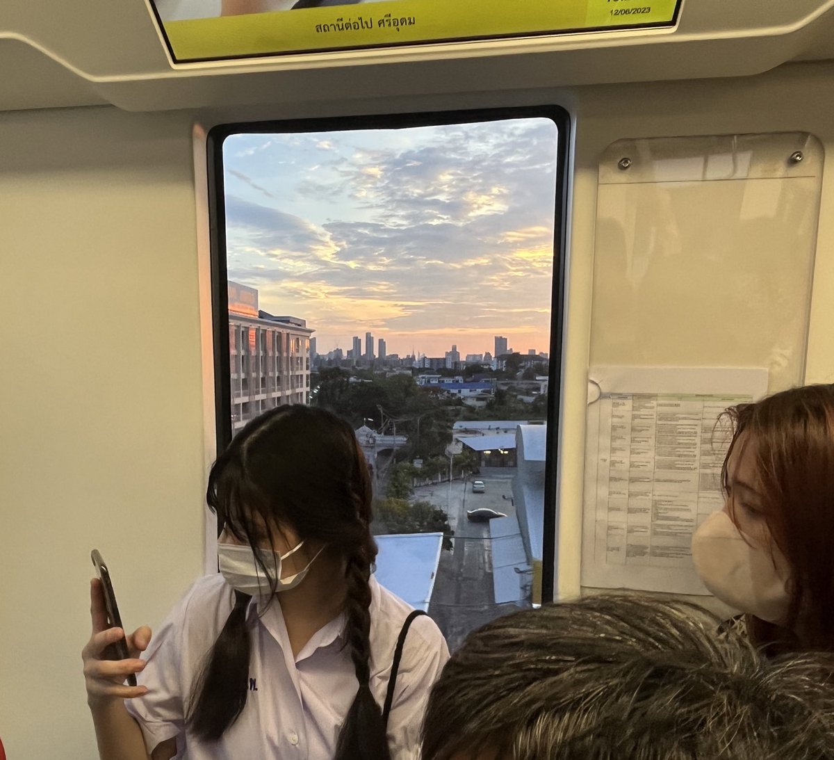 CurtisSChin's tweet photo. #Thailand πΉπ
More scenes from initial rides of #Bangkokβs new Yellow Line #monorail. That first video is a Timelapse (1.5 minutes) between 2 stops; the last video is in real time. Rides are free this initial period.
#publictransport #MondayCommute cc: @ThaiTrainGuide https://t.co/Cot5Tbriv6