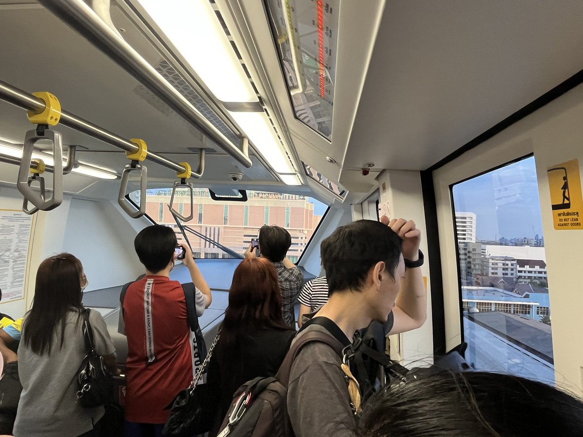 CurtisSChin's tweet photo. #Thailand πΉπ
More scenes from initial rides of #Bangkokβs new Yellow Line #monorail. That first video is a Timelapse (1.5 minutes) between 2 stops; the last video is in real time. Rides are free this initial period.
#publictransport #MondayCommute cc: @ThaiTrainGuide https://t.co/Cot5Tbriv6