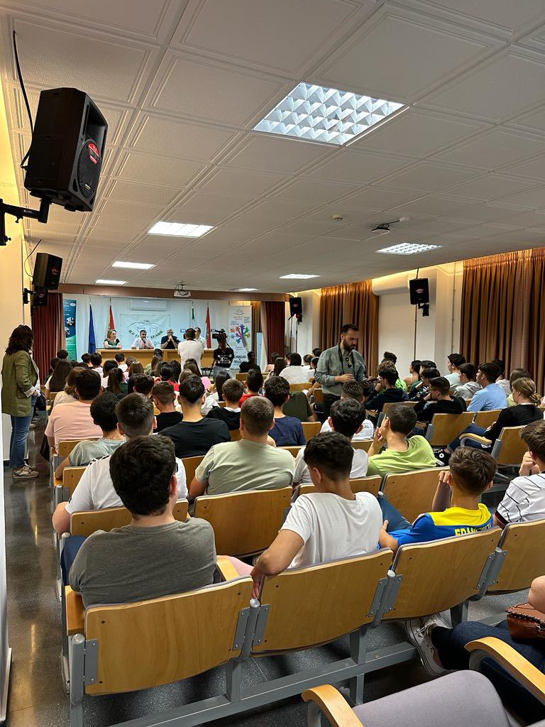 mjorozconadales's tweet photo. Desde el @CepVillamartin estamos muy orgullosos/as de acompañar al @IESFuenteGrande en la inauguración de su #RadioEscolar que ha contado con un padrino de excepción @ModestoBarragan 
Un privilegio también asistir al programa radiofónico  sobre #carnavaldecadiz @EducaAnd https://t.co/PlKcn9pFoJ