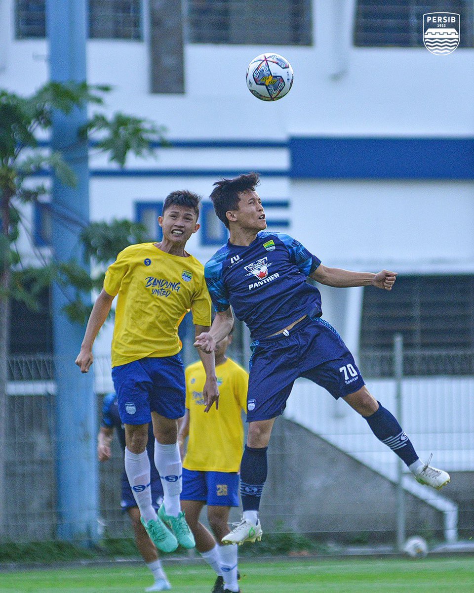 PERSIB mencatatkan kemenangan 6-0 atas Bandung United pada sesi latihan bersama tadi 🔵

Gol dicetak oleh:

Ezra Walian ⚽️
David da Silva ⚽️⚽️⚽️
Febri Hariyadi ⚽️⚽️

#PERSIB