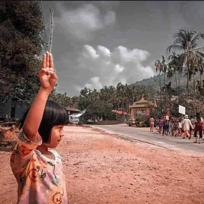 #ရူးလောက်အောင် မုန်းလို့ပဲ

အဖြေလဲမညှိဘူး
သရေလဲမရှိဘူး။
ဒီပွဲဟာရှုံးထွက်ပွဲမို့
တွဲလက်တွေမြဲကြမယ်။
ရန်သူမကြောက်
ဒူးမထောက်တာ
ရူးလောက်အောင်မုန်းလို့ပဲ...။

  ....ကိုမျိုး   25.10.2021