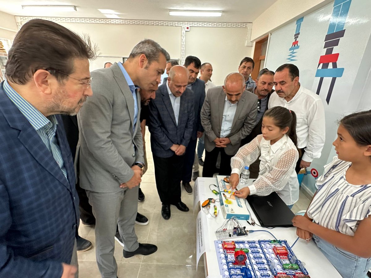İlçe Kaymakamımız Sayın Hasan ÇİÇEK, Belediye Başkan Yardımcısı Sayın Süleyman Sami DEMİRSÖZ,İlçe Milli Eğitim Müdür Vekili Sayın Nuri CEYHAN ve Okul Kurum Müdürlerimizin katılımı ile  Robotik Kodlama Atölyesi Yıl Sonu Sergimiz açıldı. <a href="/Emetilcemem/">Emet İlçe Milli Eğitim Müdürlüğü</a>  <a href="/Bilalsen43700/">Bilal ŞEN</a> <a href="/kutahyamem/">Kütahya İl Millî Eğitim Müdürlüğü</a>
