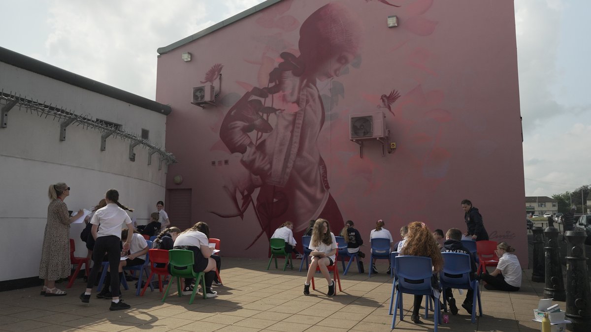 feilederry's tweet photo. Students &amp; teachers from @HolyChildPS took part in an outdoor art class today on Central Drive where they drew their own versions of new murals by @emicartist  and @thisisfriz. A great way to spend a Monday morning. 
A Communities In Transition project funded by @niexecutive https://t.co/4BfvTf7Wz7