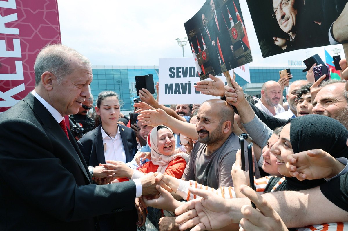 BirnurYagiz's tweet photo. Cumhurbaşkanımız, Sn. Recep Tayyip Erdoğan'a KKTC’de vatandaşlardan sevgi gösterisi...

Pençe- Kilit Harekatı Özgür Özel #CüneytYükselKovulsun Nurseli İdiz

#DünyaLideriKKTCde https://t.co/Ot164iwQDf