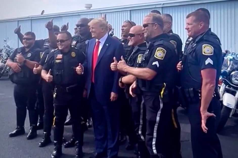 Reality_Chek76's tweet photo. @DeadlineWH So-called, impartial law enforcement officers are caught holding a reach around session with the most dangerous criminal in U.S. history. Everyone of these witless jackasses should be reprimanded for conduct unbecoming. https://t.co/xIBMmzayTS