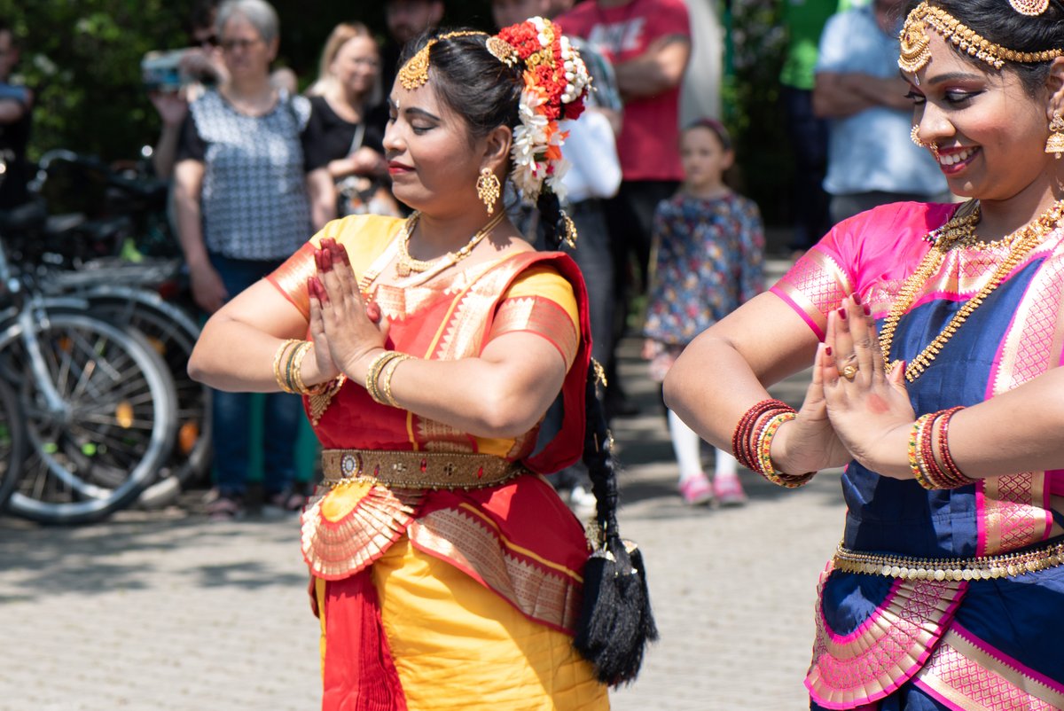 LeibnizIPK's tweet photo. Traumhaftes Wetter, viele Führungen und Experimente sowie das Fest der Begegnung: Hunderte Gäste sind am Samstag zum „Tag der offenen Türen“ ans @LeibnizIPK gekommen. 
➡️Zum Bericht: https://t.co/U531ajlOTj https://t.co/r5JYv6cIP1