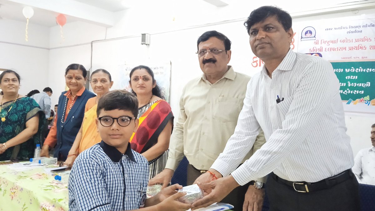 gtendrapatel's tweet photo. આજે  રુષિનું માનનીય ધારાસભ્ય શ્રી પ્રવીણભાઈ ઘોઘારી અને ડે. મેયર(સુરત) શ્રી દિનેશભાઈ જોધાણી દ્વારા પ્રતિભાશાળી વિદ્યાર્થી તરીકે  સન્માનીત કરવામાં આવ્યો...

 રુષી ને ખૂબ ખૂબ અભિનંદન 💐 https://t.co/2XM5DSTyLo