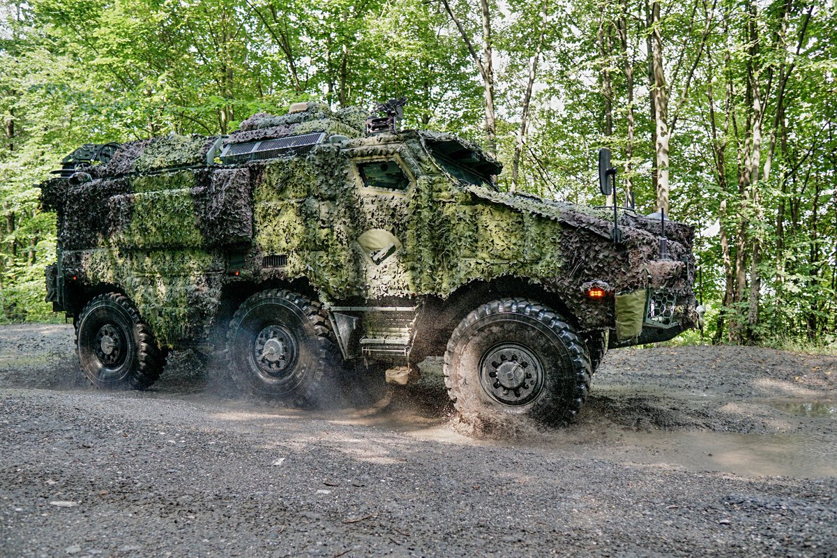 As you could see, these versions of Titus have crew of 4. 1 driver plus 3 operators (MKPP has crew of 5, 4+1), every one with his own digitalized workstation. 

It shoudl be no surprise that all 62 Titus will come with Czech multispectral camo nets

9/x