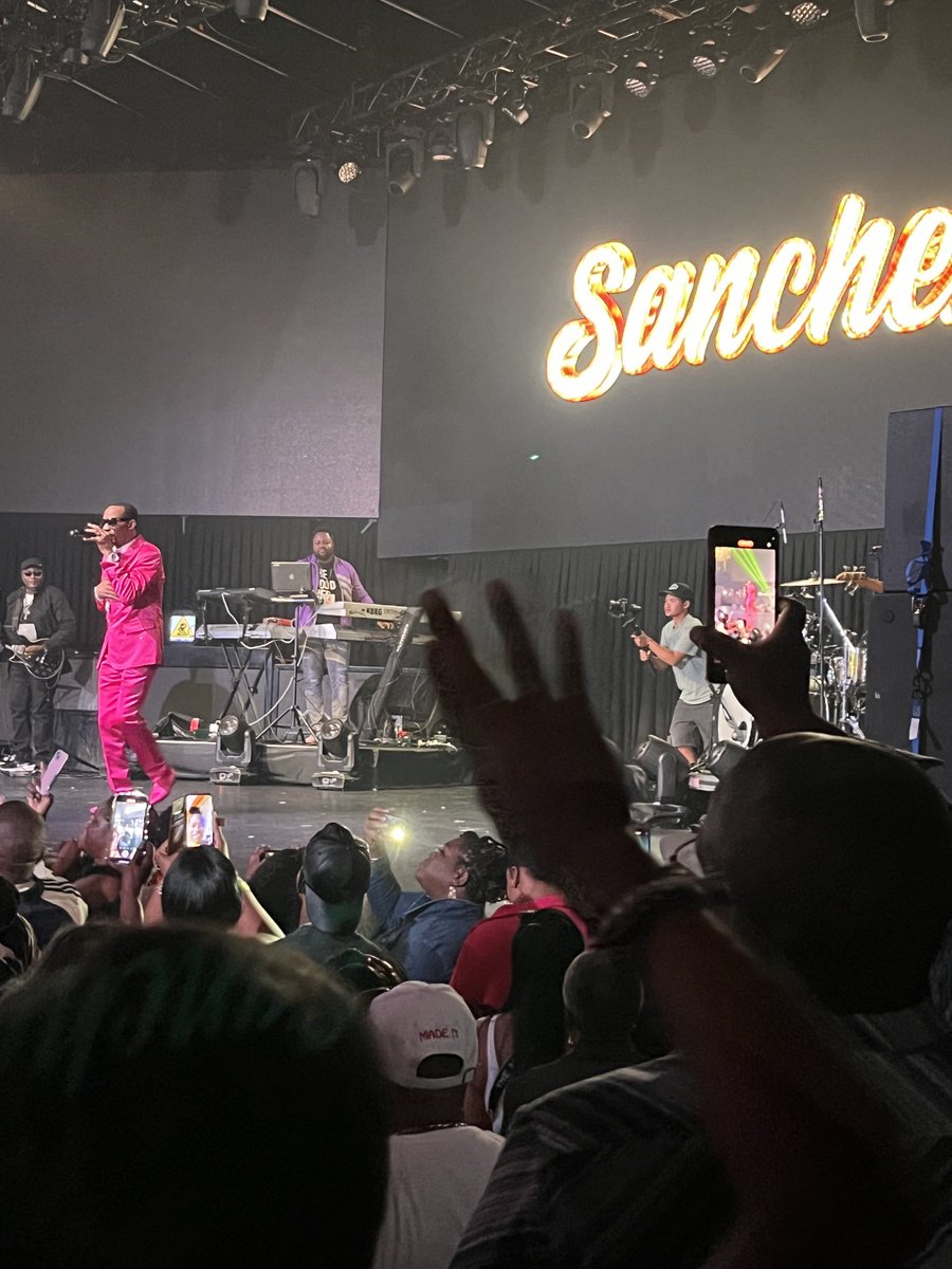 About last night…. Sanchez Live!  I almost missed the show but I’m glad I didn’t.  What a boss🎶🎵🎤🎼🖤🇯🇲🇯🇲🇯🇲 I’m not a Jafakin 🤣🤣🤣as my friend calls me but I just love good music🇹🇹 And there is none better than Sanchez🙏🏾🔥