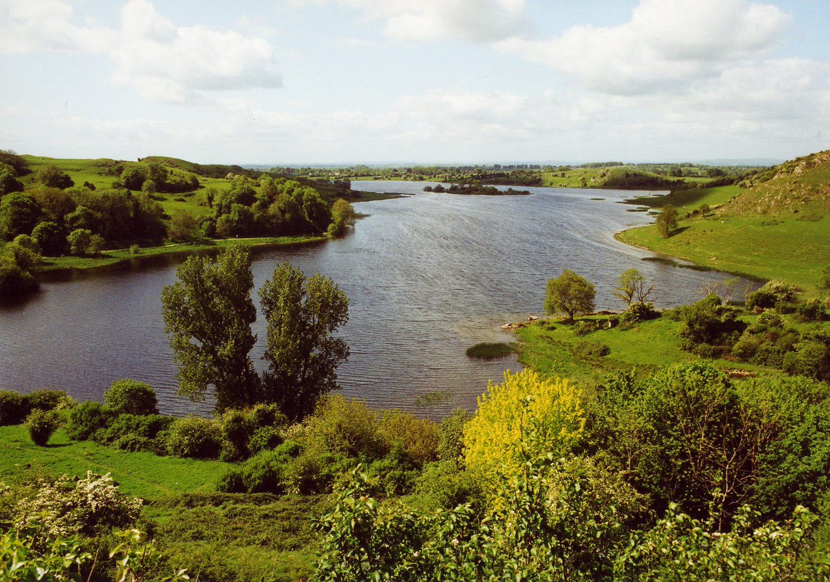 Legends & Myths of Louth Gur, Co Limerick, Ireland💚

There is reputed to be a Lake- Sized version of Atlantis, beneath the enchanted waters of #LoughGur 

Some have claimed “When the surface of lake is smooth, one may see the drowned city from a boat “

#MythologyMonday 

1/3